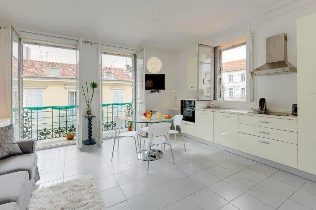 Sunny Corner Apartment